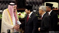 Raja Salman disambut oleh Novanto dengan bersalaman. Keduanya berjalan melintasi karpet merah kemudian Novanto memperkenalkan Raja Salman ke Ketua MPR Zulkifli Hasan, Ketua DPD M Saleh, serta pimpinan lainnya.