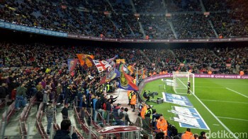 Barcelonistas begitu seru mendukung tim kesayangannya berlaga. Yel-yel tidak putus terdengar. (Foto: Adi Fida Rahman)