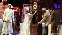 Pementasan ini menampilkan Budi Ros, Cornelia Agatha, Sari Madjid Prianggoro, Alex Fatahillah, Asmin Timbil, Raheli Dharmawan, Budi Suryadi, Daisy Lantang, Ratna Ully, Naomi Lumban Gaol, Suntea Sisca, Joind Byuwinanda, Rangga Riantiarno, dan lain-lain