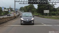 Ertiga Diesel Hybrid ini dibekali headlamp with leveling feature. Jadi, posisi sorotan lampu depan bisa disesuaikan secara manual oleh pengemudi.