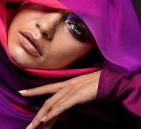 Tampil di Debut Vogue Arabia, Gigi Hadid Pakai Hijab