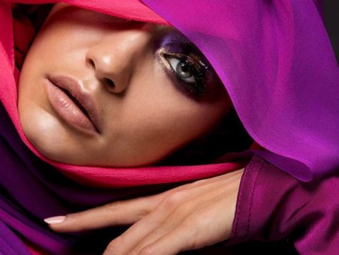 Cover Majalah Hijab Pakai Kerudung di Cover Vogue Foto Gigi Hadid Jadi 