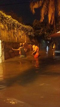 Tim SAR Evakuasi Warga Petogogan yang Rumahnya Terendam Banjir