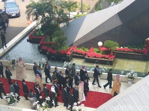 Duduk di Kursi Khusus, Raja Salman Tanda Tangan Buku Tamu DPR
