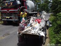 Begini Aksi Mbah Sadiyo Tambal Jalan Berlubang Sendirian