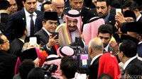 Raja Salman jadi sasaran selfie anggota DPR. Foto: Lamhot Aritonang