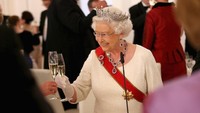 Ratu dan bangsawan senior lainnya mengunjungi setiap wilayah Inggris untuk menandai 60 tahun dia bertakhta. Suar dinyalakan di seluruh negeri, dan kontes sungai diadakan di London. Sebuah cameo kejutan untuk raja bersama aktor James Bond Daniel Craig menjadi hit pada upacara pembukaan Olimpiade London 2012. (Getty Images)