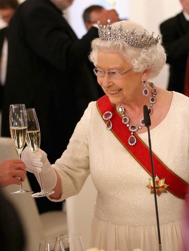 Mengintip Menu Sarapan Sampai Makan Malam Ratu Elizabeth II