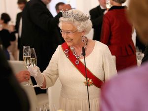 Wah! Ini yang Diungkap Ratu Elizabeth Saat Ia Mabuk Martini