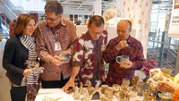 Produk yang ditampilkan meliputi kerajinan kerang, kulit telur, logam,kayu, rotan akar keladi air dan berbagai jenis kain. Pool/dok. IKEA.