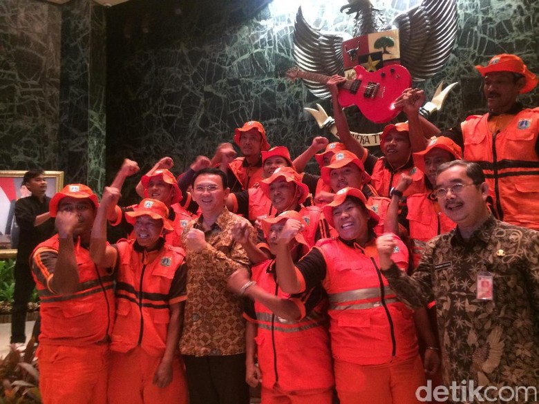 Ahok Belum Berencana Naikkan Gaji Pasukan Oranye Ahok Belum Berencana Naikkan Gaji Pasukan Oranye