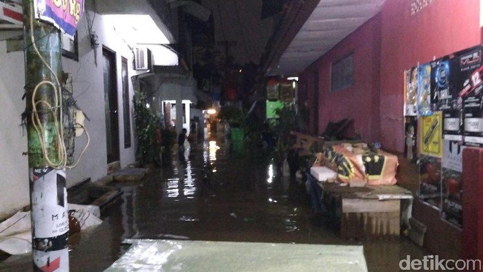 Air Setinggi 60 Cm Rendam Permukiman Warga di Petogogan Jaksel