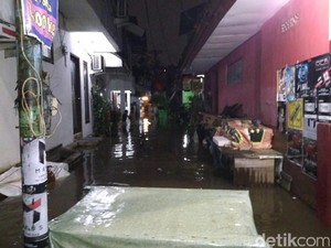 Air Setinggi 60 Cm Rendam Permukiman Warga di Petogogan Jaksel