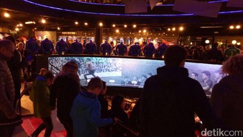 Kurang lengkap rasanya jika tida mampir ke Barcelona Megastore. (Foto: Adi Fida Rahman)