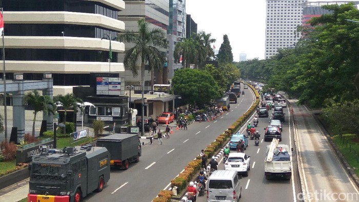 Jalur Lambat di Depan Kedubes Arab Ditutup, Lalin Macet