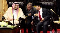 Raja Salman langsung duduk di kursi yang telah disediakan di sisi barat, di sebelah Novanto. Mikrofon berwarna emas ada di depannya.
