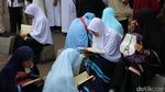 Antrean Masyarakat di Depan Pintu Masjid Istiqlal