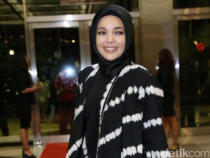 Cerita Haru Dewi Sandra Tentang Kehidupan Muslim di Spanyol