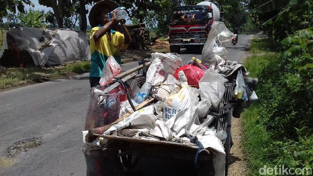 Aksi Kakek Pemulung Tambal Jalan Berlubang Pakai Uangnya Sendiri