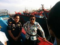 Pakai Sneakers dan Kacamata Hitam, Susi Sidak Kapal di Muara Baru