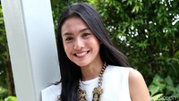 Senyum manis dari finalis GADIS Sampul 2009 itu di depan kamera. Pool/Palevi S/detikFoto.