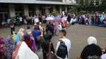 Antrean Masyarakat di Depan Pintu Masjid Istiqlal