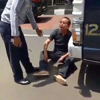 Tak Mau Mobilnya Diderek, Pria ini Tiduran di Depan Mobil Petugas