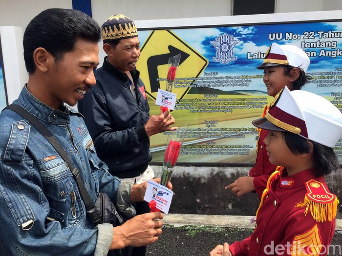 Operasi Simpatik, Polisi Cilik di Cianjur Beri Bunga dan Surat Cinta