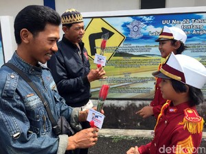 Operasi Simpatik, Polisi Cilik di Cianjur Beri Bunga dan Surat Cinta