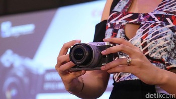 Model menunjukan detil kamera EOS M6 yang bernuansa retro.