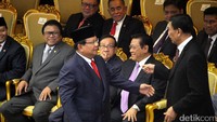 Prabowo Subianto sempat menghampiri Menko Polhukam Wiranto, yang duduk di bagian depan. Keduanya sempat berbincang sejenak.