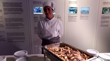 Di sini pun tersedia makanan ringan untuk mengisi perut jelang pertandingan. (Foto: Adi Fida Rahman)