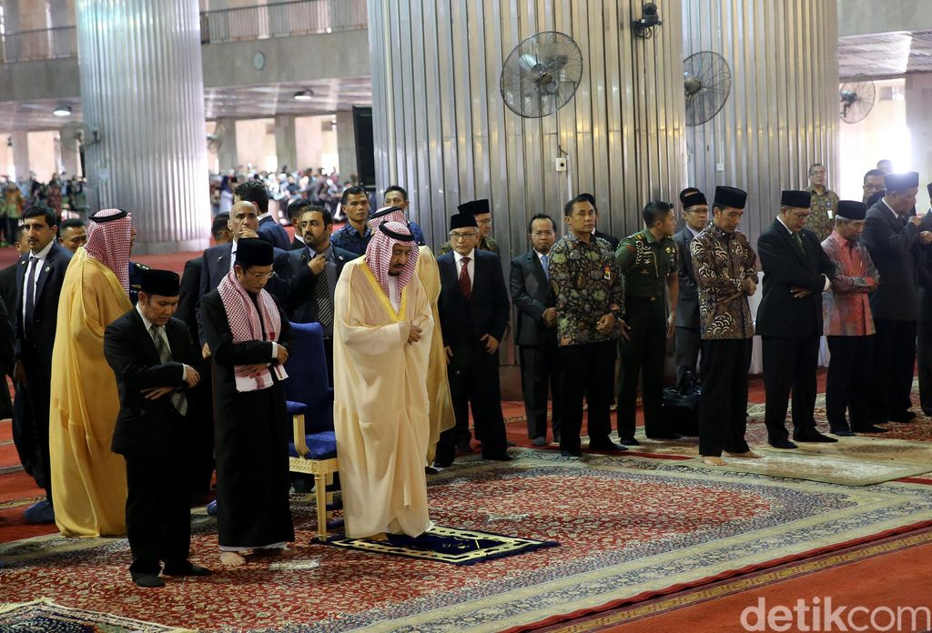 Raja Salman tiba di Masjid Istiqlal, Jakarta. Didampingi dengan Presiden Joko Widodo, Raja Salman menunaikan salat Tahiyatul Masjid.