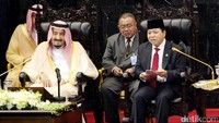 Ketua DPR Setya Novanto berpidato saat menerima Raja Arab Saudi Salman bin Abdulaziz al-Saud di DPR. Novanto sempat keseleo lidah dan mengaku grogi. Novanto membacakan pidato setelah pemutaran video dokumenter mengenai kunjungan Raja Faisal pada tahun 1970 lalu saat Presiden RI dijabat Soeharto.