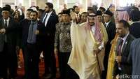 Raja Salman melambaikan tangannya usai memberi potongan kiswah dan bersiap menuju Istana Negara. Foto: Ari Saputra