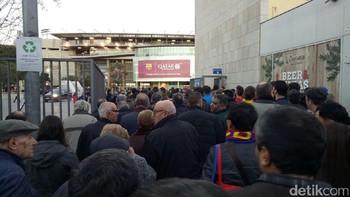 Antrian saat mau memasuki gate stadion. (Foto: Adi Fida Rahman)