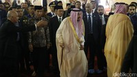 Sebelum ke Istiqlal, Raja Salman lebih dulu mendatangi gedung DPR. Di DPR Raja Salman memberikan pidato soal pemberantasan terorisme. Raja Salman juga mengucapkan terima kasih atas sambutan yang diterima.