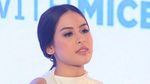 Senyum Manis Maudy Ayunda