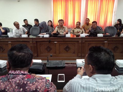 Rapat tentang rencana liburan Raja Salman di Kantor Gubernur Bali
