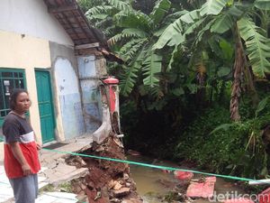 Tembok Pembatas Sebuah Rumah di Purwakarta Ambrol