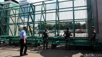 Di DPR ada empat ring pengamanan dengan ring pertama dijaga personel TNI dan Polda Metro.