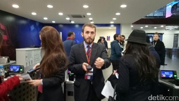 Saat ketika tiket akan discan dan registrasi ulang tiket. (Foto: Adi Fida Rahman)