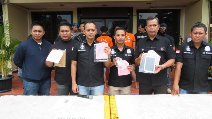 Polisi Tangkap Komplotan Pencuri Modus Ban Gembos di Jakbar