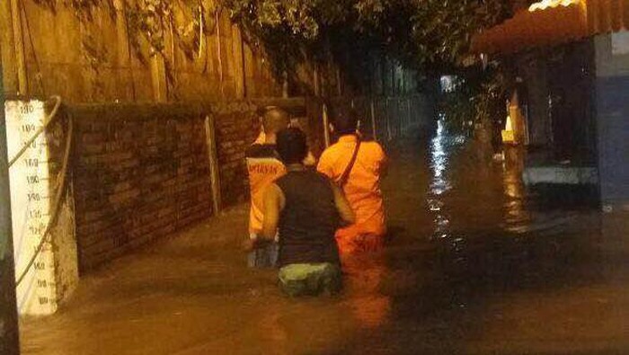 Tim SAR Evakuasi Warga Petogogan yang Rumahnya Terendam Banjir