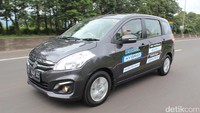 Kemudian, ada emblem di bagian belakang bertuliskan hybrid dan di bagian kanan kiri bodi mobil ada tulisan DDiS sebagai identitas mobil diesel dengan teknologi hybrid ringan.