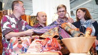 Deputi Produksi dan Pemasaran Kementrian Koperasi & UKM RI, I Wayan Dipta (kedua dari kiri) bersama Ketua Pengurus Yayasan Dharma Bhakti Astra (YDBA), Henry C Widjaja ( kiri), Direktur PT Hero Supermarket Tbk, Mark Magee, serta Duta Besar Swedia untuk Indonesia, Johanna Brismar Skoog (kanan) melihat dari dekat produk produk kerajinan UMKM mitra YDBA. Pool/dok. IKEA.