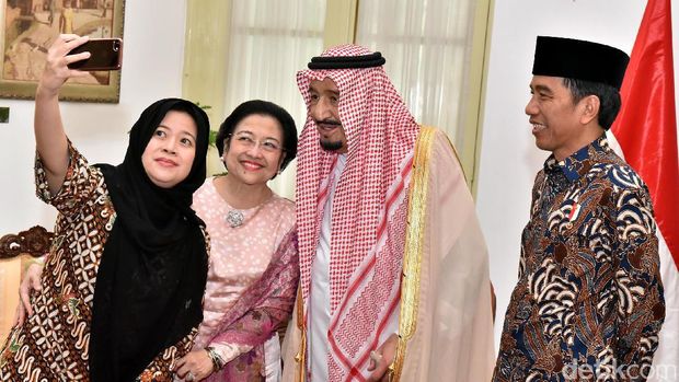 Tak sekedar bertemu. Raja Salman, Jokowi beserta Mega dan Puan melakukan wefie. 