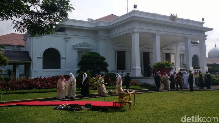 Raja Salman Bareng Jokowi Tanam Pohon Ulin di Istana
