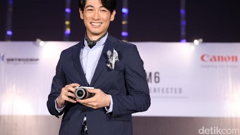 Musisi dan aktor asal Jepang, Dean Fujioka saat menunjukan kamera EOS M6.