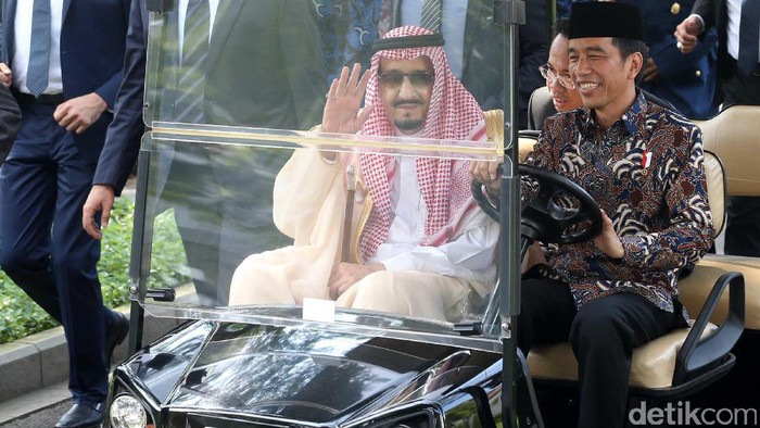 Presiden Joko Widodo dan Raja Kerajaan Arab Saudi Raja Salman bin Addulazis Al-Saud menggunakan boogie untuk menuju lokasi penanaman pohon di Halaman Tengah Istana Kepresidenan, Jakarta,  Kamis (2/3). Raja Salman menanam Pohon Ulin atau Kayu Besi. 

Kompas/Wisnu Widiantoro/Pool (NUT)
02-3-2017